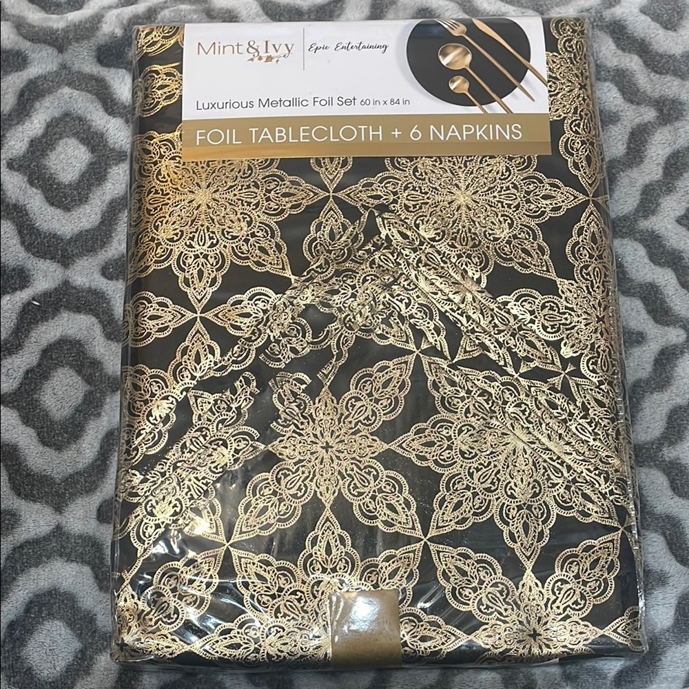 Gold Foil Tablecloth with Napkins